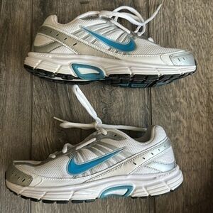 Nike shoes women’s size 6 1/2 dart 8 white with Aqua trim